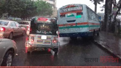 বৃষ্টিতে রাস্তায় যানজট  