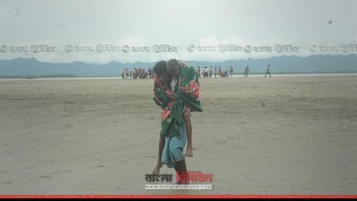 মাইলের পর মাইল এভাবেই এক বৃদ্ধকে নিয়ে আসা হয় (ছবি-শামীম আহমেদ) 