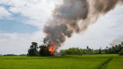 গাড়ি থেকে এই গ্রামটিই দেখেন সাংবাদিকরা