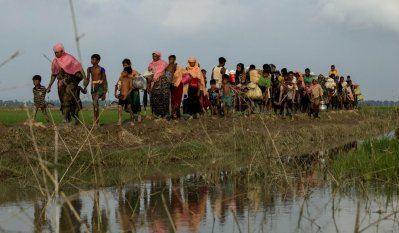 ত্রাণের জন্য ছুটছে রোহিঙ্গা শিশুরাও