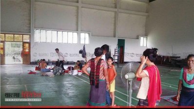 বন্ধ করে দেওয়ায় আশ্রয়কেন্দ্র ছাড়তে বাধ্য হচ্ছেন দুর্গতরা (ছবি: প্রতিনিধি)