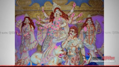 আলোকদিয়ায় পুকুরের ওপর দুইশ&rsquo; প্রতিমা সাজানোর প্রস্তুতি চলছে