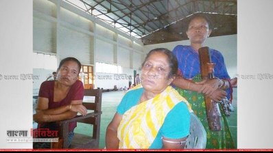 আশ্রয়কেন্দ্র ছেড়ে কোথায় যাবেন ভাবছেন পাহাড়ধসের দুর্গতরা (ছবি প্রতিনিধি)