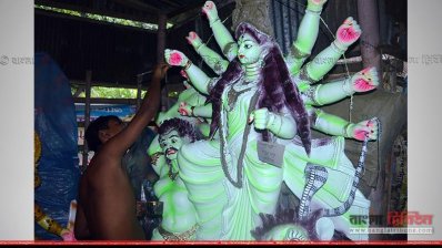 প্রতিমার গায়ে রঙের আঁচড় দিতে ব্যস্ত কারিগর (ছবি প্রতিনিধি)