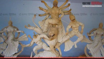 বানিয়াপাড়া মন্দিরে প্রতিমা তৈরির কাজ চলছে (ছবি প্রতিনিধি)