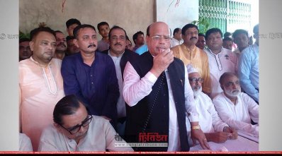 উখিয়ার কুতুপালং রোহিঙ্গা ক্যাম্পে ত্রাণ বিতরণকালে স্বাস্থ্যমন্ত্রী মোহাম্মদ নাসিম (ছবি- প্রতিনিধি)