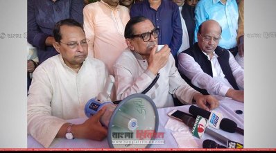 উখিয়ার কুতুপালং শরণার্থী ক্যাম্পে রাশেদ খান মেনন (ছবি- প্রতিনিধি)