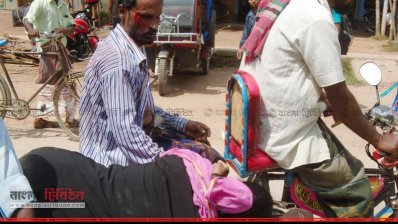 সংঘর্ষে আহত দুই জনকে হাসপাতালে নিয়ে যাওয়া হচ্ছে