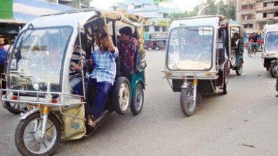 রাস্তায় চলছে অটোরিকশা, ছবি সংগৃহীত
