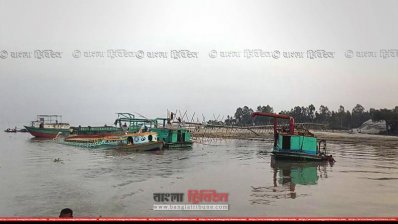 যমুনা নদী থেকে অবৈধভাবে বালু তোলা হচ্ছে (ছবি প্রতিনিধি)