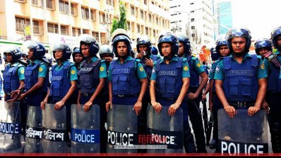 সতর্ক অবস্থানে পুলিশ
