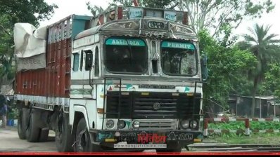 হিলি স্থলবন্দর দিয়ে ভারতীয় ট্রাক আসছে