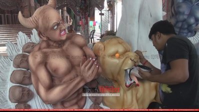 প্রতিমা তৈরিতে ব্যস্ত কারিগর (ছবি প্রতিনিধি)