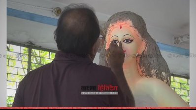 প্রতিমা তৈরিতে ব্যস্ত কারিগর (ছবি প্রতিনিধি)