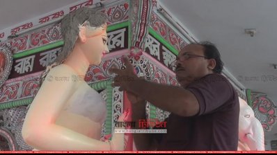 প্রতিমা তৈরিতে ব্যস্ত কারিগর (ছবি প্রতিনিধি)