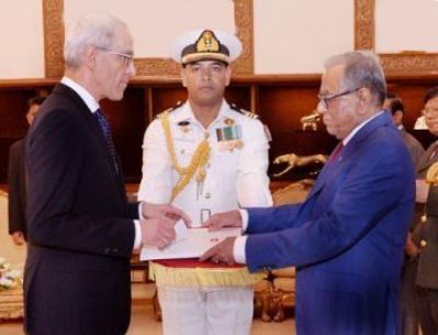সুইস রাষ্ট্রদূত রাষ্ট্রপতির কাছে পরিচয়পত্র পেশ করছেন, ছবি: বাসস