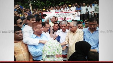 কক্সবাজারে রোহিঙ্গাদের জন্য মির্জা ফখরুল ইসলামের নেতৃত্বে বিএনপির ত্রাণ বিতরণ 