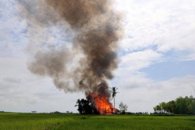 রাখাইনের একটি গ্রাম জ্বলছে