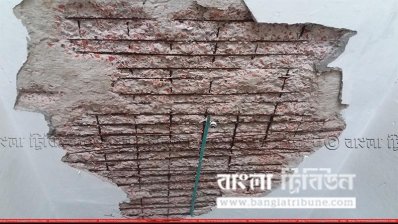 শরীয়তপুর সদর হাসপাতালে ছাদের আস্তরণ ধসের পর আতঙ্কে রোগীরা