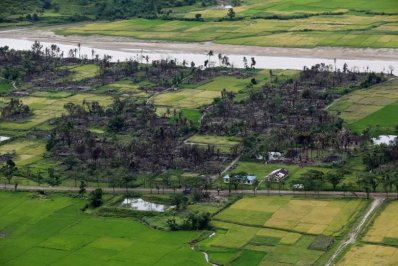 পুড়িয়ে দেওয়া একটি রোহিঙ্গা গ্রাম