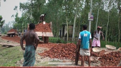 রাস্তায় ইট ফেলা হচ্ছে (ছবি- প্রতিনিধি)
