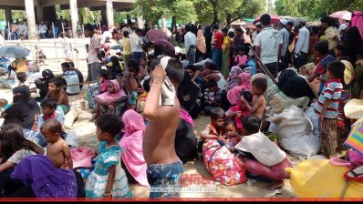 হারিয়াখালী সরকারি প্রাথমিক বিদ্যালয়ের মাঠে আশ্রয় নেওয়া রোহিঙ্গারা