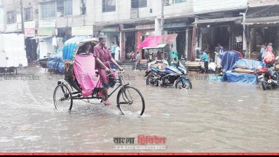 বৃষ্টিতে ভোগান্তি পেহাতে হয়েছে রাস্তায় বের হওয়া নগরবাসীকে