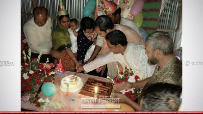 তোফা-তহুরার জন্মদিনে কেক কাটা হয়