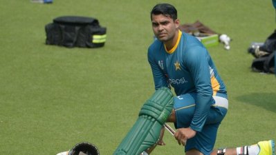 কোচের বিরুদ্ধে অভিযোগ তুলে নিষিদ্ধ আকমল