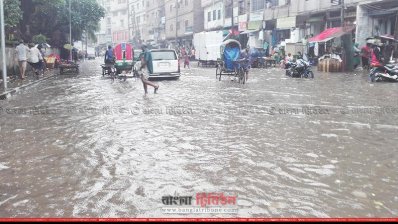 শুক্রবার সকালেও নগরীর অনেক রাস্তায় ছিল হাঁটু পানি