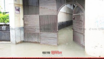 অনেক এলাকায় বাসাবাড়িতেও পানি ঢুকেছে, পশ্চিম নাখালপাড়া এলাকা থেকে তোলা ছবি