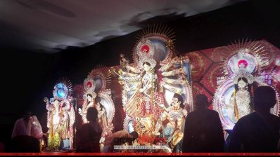 বৃষ্টির কারণে মণ্ডপে ভক্ত-দর্শনার্থীর উপস্থিতি ছিল কম, বৃহস্পতিবার রাতে ধানমন্ডির সার্বজনীন পূজা মণ্ডপে তোলা ছবি