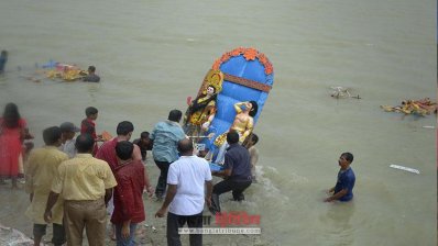 পদ্মায় প্রতিমা বিসর্জন