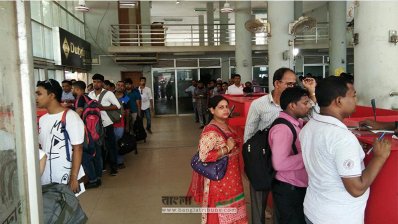 দুর্গাপূজা উপলক্ষে বেনাপোল দিয়ে আসছে ভারতীয় নাগরিক