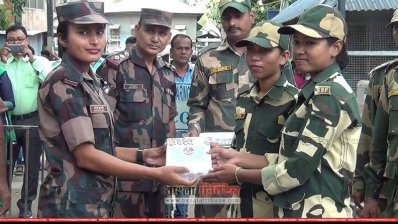 নারী সদস্যরা মিষ্টি বিনিময় করছেন