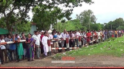 দুর্গাপূজা উপলক্ষে হিলি সীমান্তে ভারত ও বাংলাদেশের দর্শনার্থীদের ভিড়