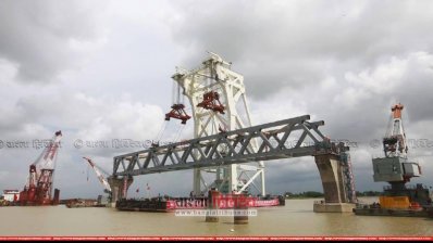 পিলারের ওপর বসেছে প্রথম স্প্যান। বাস্তবের আরও কাছাকাছি পদ্মা সেতু