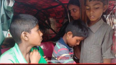 নৌকাডুবির ঘটনায় উদ্ধার পাওয়া একটি পরিবার