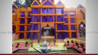 পুকুরের ওপরে নির্মিত রাজা দশরত এর প্রাসাদ 