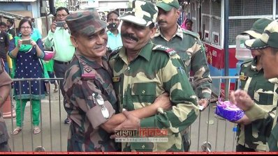 কোলাকুলি ও কুশল বিনিময়