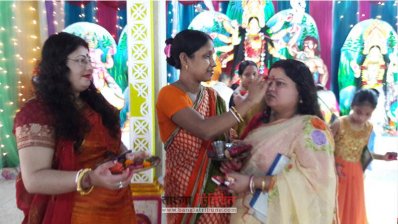 দর্পন বিসর্জনের আগে সিঁথিতে সিঁদুর দিয়ে সংসারের মঙ্গল কামনায় হিন্দু নারীরা  