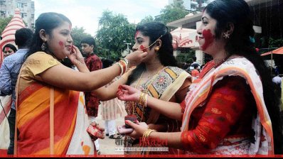 আজ বিজয়া দশমী, বাজছে বিদায়ের সুর