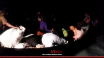 রাতে ছোট নৌকায় করে এভাবেই বাংলাদেশে আসছেন রোহিঙ্গারা