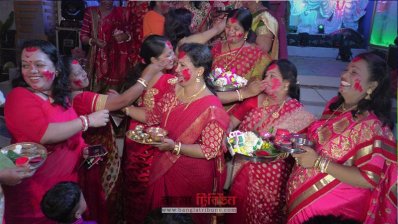 বিজয়া দশমীতে বরিশালে সধবা নারীদের সিঁদুর খেলা