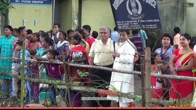 দুর্গাপূজা উপলক্ষে হিলি সীমান্তে ভারত ও বাংলাদেশের দর্শনার্থীদের ভিড়