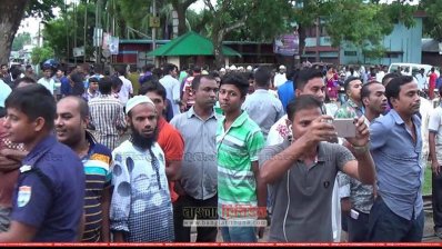 দুর্গাপূজা উপলক্ষে হিলি সীমান্তে ভারত ও বাংলাদেশের দর্শনার্থীদের ভিড়