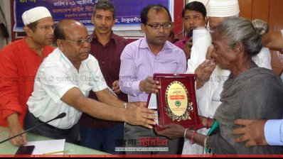 বছরের সেরা মমতাময়ী মা হিসেবে ফুলমণি মার্ডিকে ক্রেস্ট দেওয়া হয়