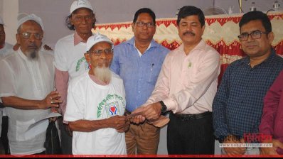  প্রবীণ হাতে সম্মাননা ভাতা তুলে দিচ্ছেন প্রধান অতিথী