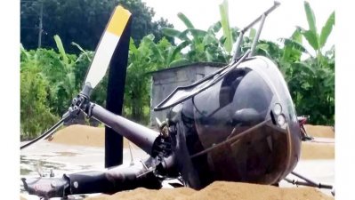 পাবনার চাটমোহরে ভেঙে পড়া হেলিকপ্টার (ছবি: ফোকাস বাংলা)