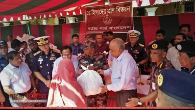 তমব্রু সীমান্তে রোহিঙ্গাদের ত্রাণ দেন স্বরাষ্ট্রমন্ত্রী (ছবি: বান্দরবান প্রতিনিধি)